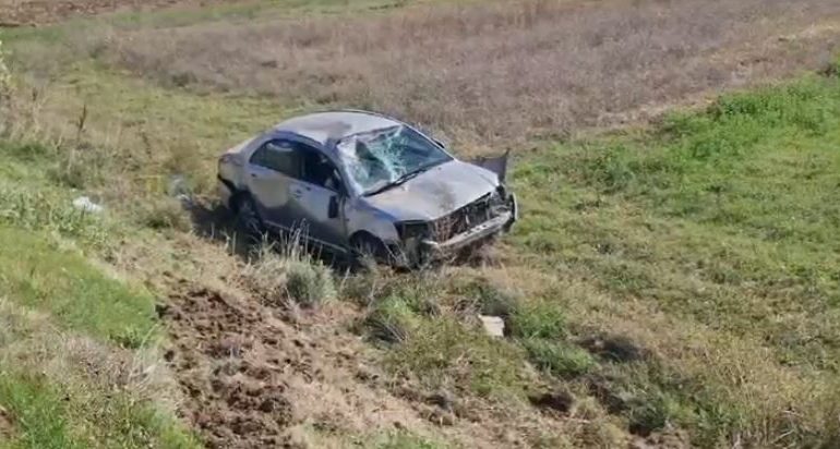 AKSIDENT NË LEVAN-TEPELENË/ Makina del nga rruga dhe përfundon në arë, dy të lënduar