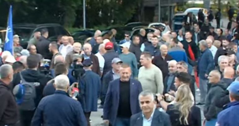 PROTESTA/ Demokratët mblidhen në selinë e PD-së, pritet marshimi drejt Kryeministrisë