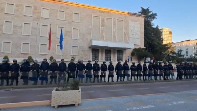 PROTESTA E PD/ Krijohet kordoni i policisë para Kryeministrisë