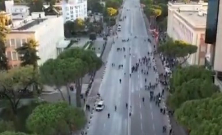 PAMJET ME DRON/ Ja si paraqjtet pjesëmarrja në minutat e para të protestës