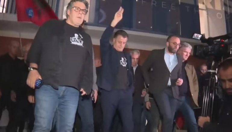 PROTESTA E PD/ Berisha në arrest shtëpie, Noka e Bardhi udhëheqin militantët drejt Kryeministrisë për të protestuar
