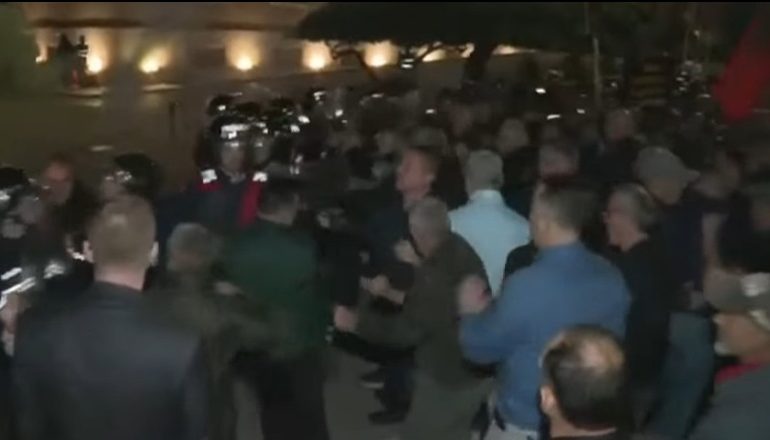 TENSIONET/ Protestuesit përplasen me policinë para Kryeministrisë, hedhin molotovë