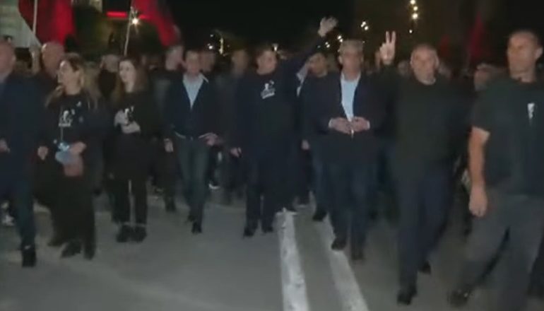 PROTESTA E OPOZITËS/ Protestuesit lëvizin nga godina e Kryeministrisë