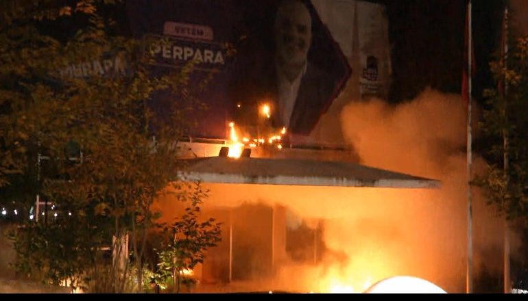 FOTOLAJM/ Molotovë drejt selisë së PS, digjet banderola me foton e Ramës