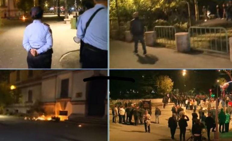 PROTESTA/ Pas Kryeministrisë dhe selisë së PS, protestuesit hedhin molotovë drejt Ministrisë së Brendshme