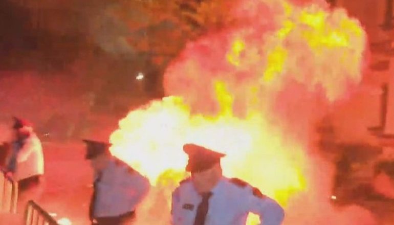 TENSIONET NË PROTESTË/ Rrezikohet jeta e policit, militantët i hedhim molotov! I shpërthen te këmba, rrobat i marrin flakë
