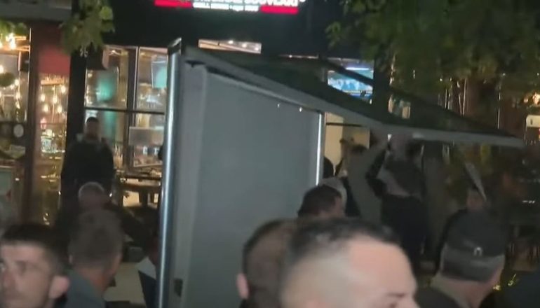 TË UDHËHEQUR NGA BARDHI E NOKA/ Protestuesit thyejnë xhamat e disa reklamave në trotuare