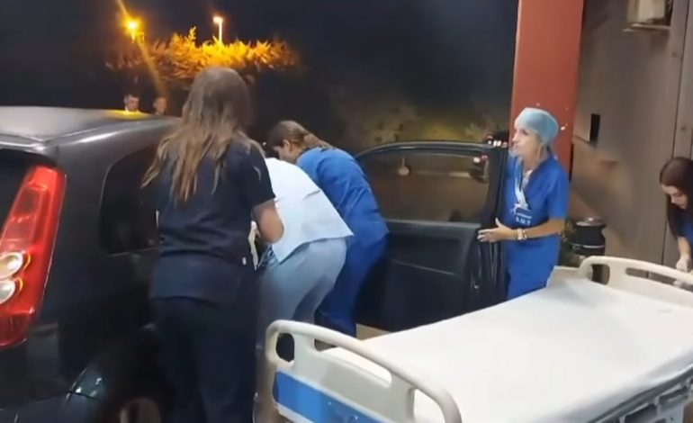 PAMJET/ Gruaja shtatzënë ngec mes protestuesve, lind foshnjen në makinë