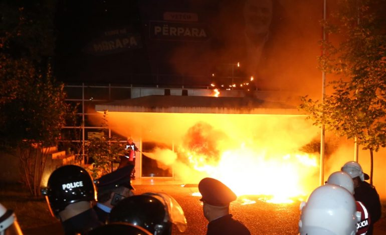 PROTESTA E DHUNSHME E OPOZITËS/ Arrestohet një person, shoqërohen 5 të tjerë. 7 janë në kërkim
