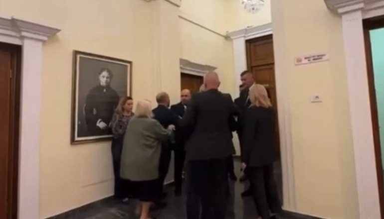 U SHTY NGA XHELAL MZIU/ Reagon Milva Ekonomi: Po tejkalon në dhunë e kërcënim fizik