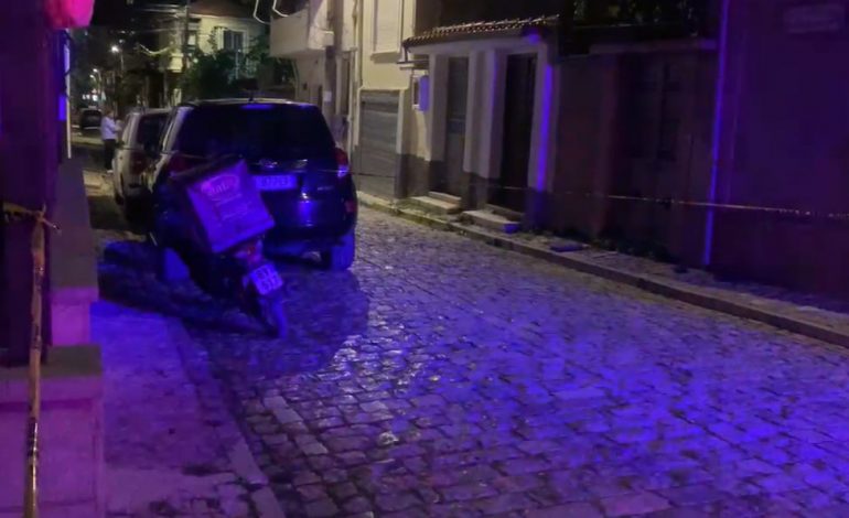 AKSIDENT NË KORÇË/ Drejtuesi i motomjetit humb kontrollin dhe përplaset me murin