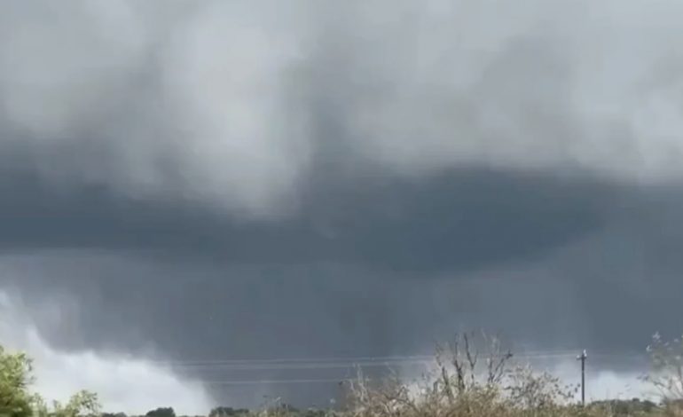 TORNADOT E FRIKSHME GODASIN FLORIDËN/ Uragani i shekullit, “Milton” i afrohet shtetit amerikan