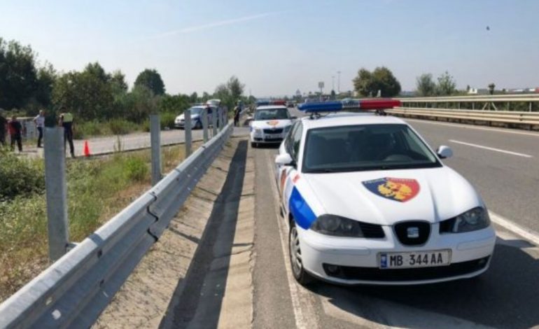 AKSIDENT NË PËRRENJAS-POGRADEC/ Përplasen dy makina, një prej shoferëve përfundon në…