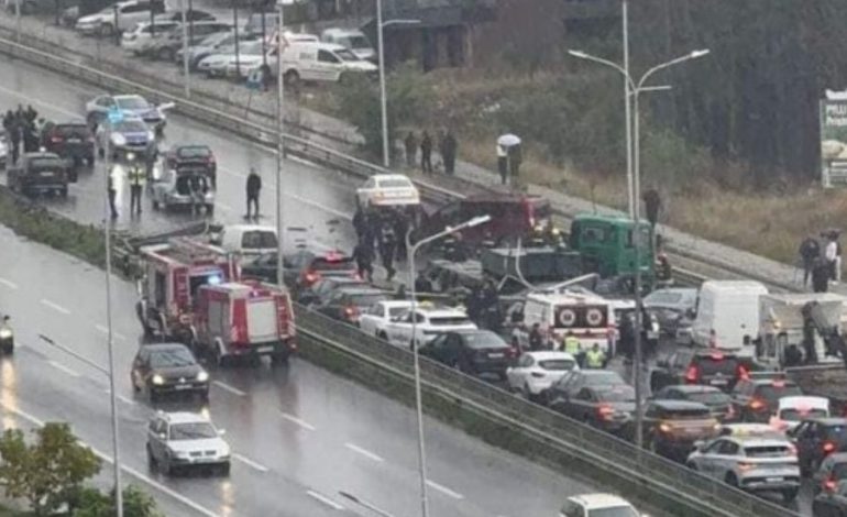 AKSIDENT I FRIKSHËM NË PRISHTINË/ Përplasen 12 makina, çfarë ndodhi