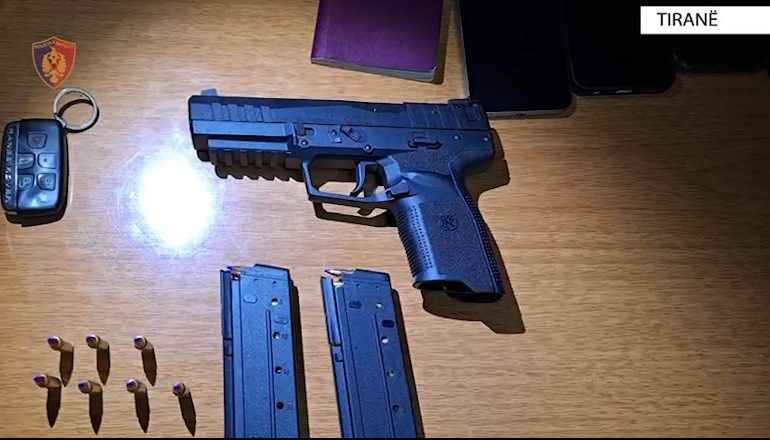 LËVIZTE I ARMATOSUR/ Arrestohet 30-vjeçari! Me pistoletë në çantë, ishte pasagjer në makinë