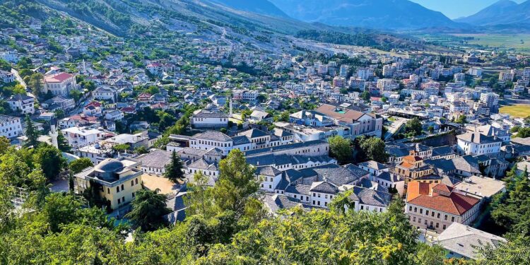 “NA JEP PASURITË”/ Burrë e grua në Gjirokastër mbajtën peng 53-vjeçarin në banesën me qira, prangosen nga Policia
