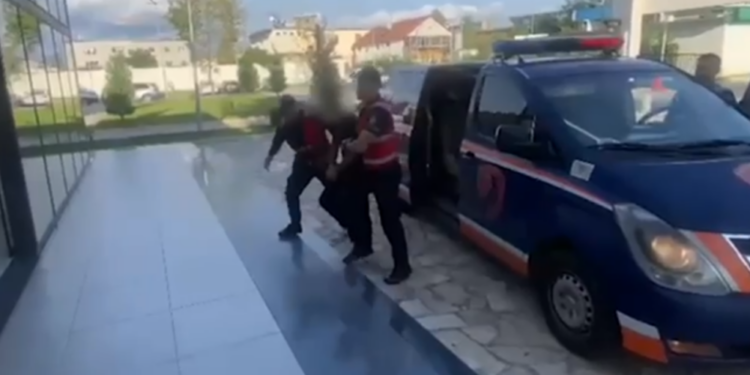 MBANIN ME FORCË MINORENIN AFGAN PËR PUNË/ Arrestohet i riu dhe shpallet në kërkim i vëlla