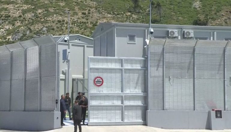 MARRËVESHJA ME ITALINË/ Anija e parë me emigrantë niset drejt Shqipërisë