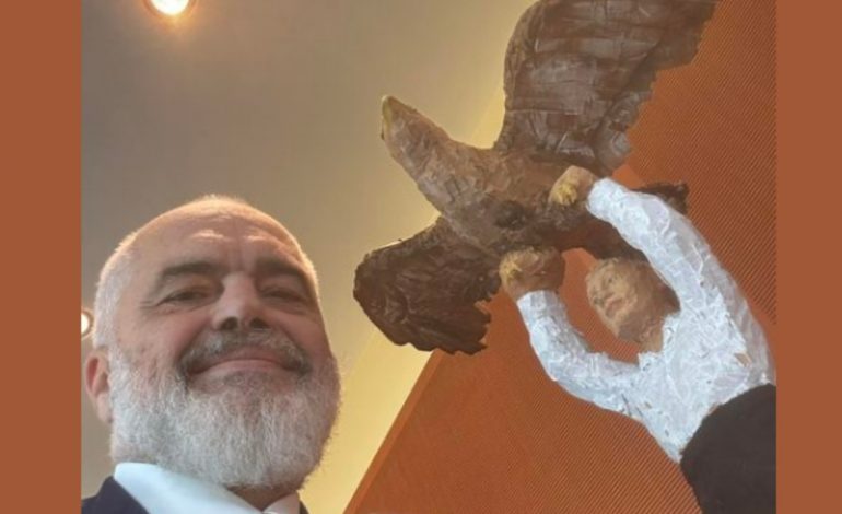 “KUR SHQIPONJA TË PRET NË DREKËN E PUNËS”/ Rama ndan foton speciale nga zyra e Scholz
