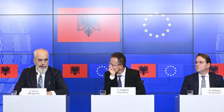 ÇELEN NEGOCIATAT/ Varhely: Shqipëria e meriton anëtarësimin! Rama: Historike