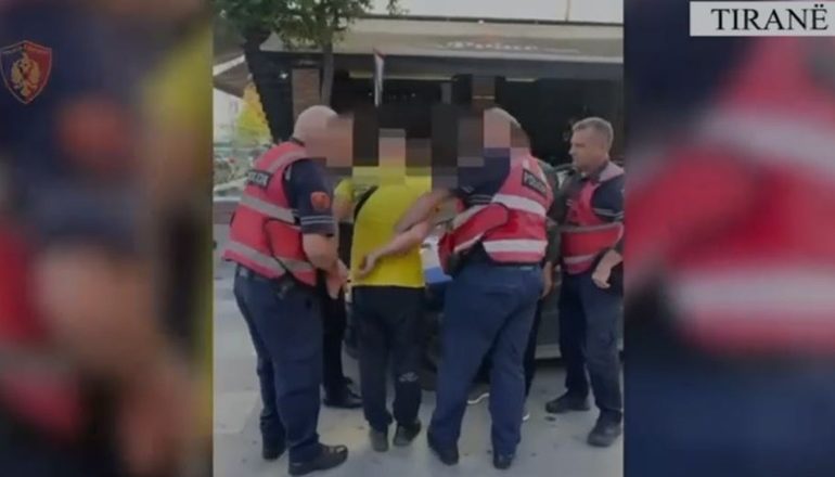 GODITJA E GRUPIT TË TRAFIKANTËVE TË EMIGRANTËVE/ Publikohen PAMJET, sekuestrohen 10 makina e pasaporta