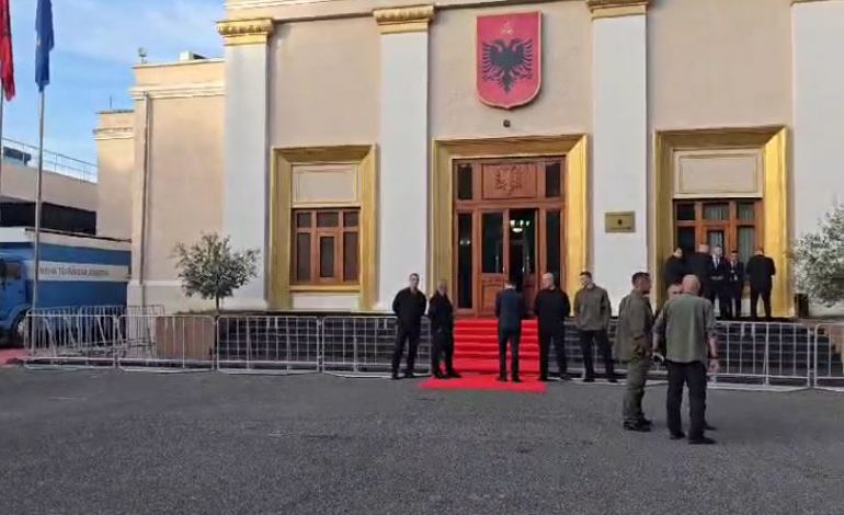 GARDA “BLINDON” KUVENDIN/ Gardh metalik para hyrjes dhe forca të shtuara, çfarë po ndodh te Parlamenti
