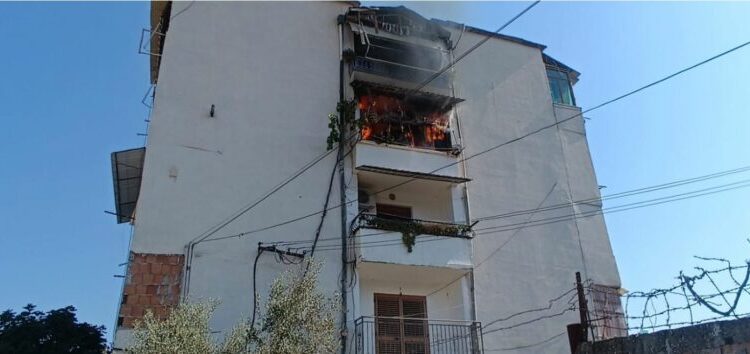 DETAJET E PARA/ Bie zjarr në një apartament në Elbasan, shkak dyshohet rrjedhja e gazit