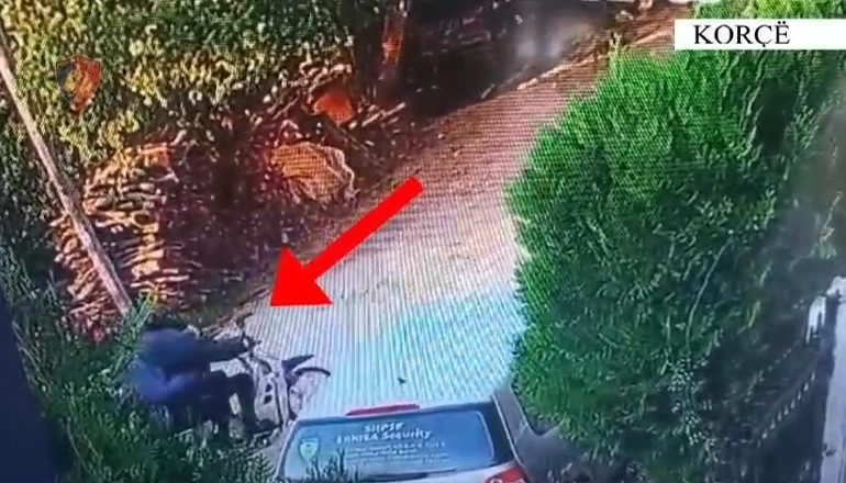 NGA TIRANA NË KORÇË PËR VJEDHJE/ Policia prangos 2 shokët! Një prej tyre i kërkuar në kryeqytet për seri krimesh