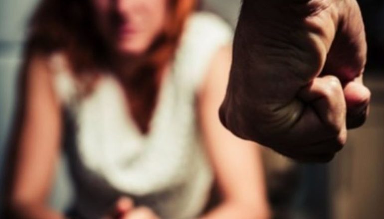 DHUNË NË FAMILJEN NGA DURRËSI/ Burri godet me grusht bashkëshorten, arrestohet 57-vjeçari