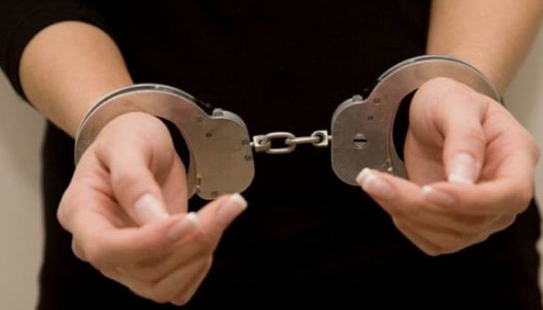 NË KËRKIM PËR SHFRYTËZIM PROSTITUCIONI/ Arrestohet 45-vjeçarja në Fier (EMRI)