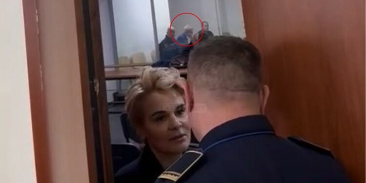 PAMJET BRENDA GJYKATËS/ Meta në “kafazin” me xhama, Kryemadhi flet me policin
