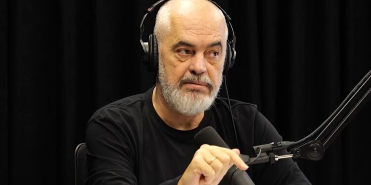 “DUHET TË ÇMENDESH OSE TA BËSH ATË PUNË”/ Rama ironizon akuzat e opozitës: Ju kam lënë Zotin