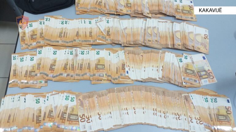 E PËSON KEQ 55-VJEÇARI/ Me 11 800 euro të padeklaruara në kufi, i sekuestrohen paratë