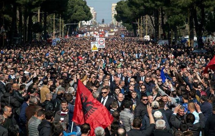MOSBINDJA CIVILE/ Opozita proteston sot në të gjithë Shqipërinë, deputetët prijnë protestuesit në 6 segmente kryesore