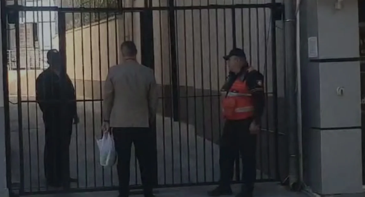 ME QESE NË DUAR/ Artemis Peca tenton të vizitojë ish-presidentin në paraburgim, por nuk e lejojnë