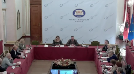 “ORE KUSH JE TI?” Deputetët e opozitës nuk e lejojnë të flasë, Ndreca mbyll mbledhjen! Zhupa: O frikacak