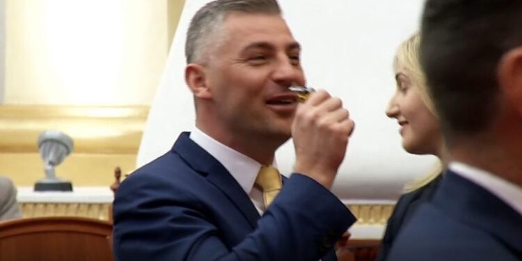 DJEGIA E KARRIGEVE NË PARLAMENT/ Nallbati: S’japim asnjë lek! T’i paguajë Elisa e Doganave
