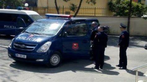 AKSION ANTI-DROGË NË KORÇË/ Policia bastis magazinën e kthyer në ‘shtëpi bari’, mes të arrestuarve edhe gra