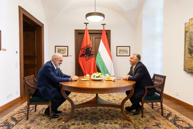 VIZITA/ Kryeministri Rama sot në Hungari, takim me homologun Viktor Orban
