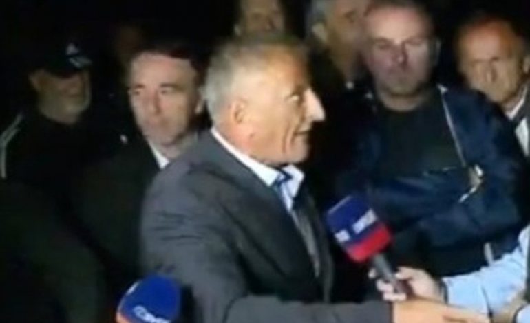 “POSHTË KOMUNIZMI, RROFTË EDI RAMA”/ Protestuesi demokrat bëhet “lëmsh”: Jetën e japim, Berishën jo (VIDEO)