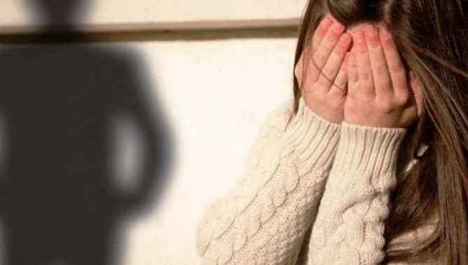 SHOKUESE NË MALIQ/ I moshuari ngacmon seksualisht 11-vjeçaren