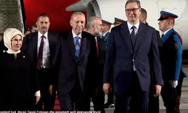 ERDOGAN VIZITË DY DITORE NË BEOGRAD/ Takim me Vuçiçin dhe një forum biznesi
