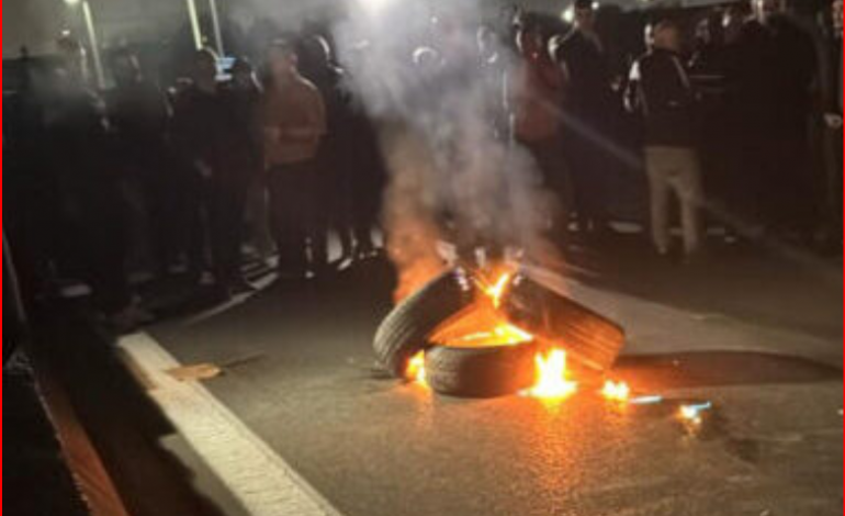 NUK PËRMBAHET MOSBINDJA CIVILE/ Protestuesit i vënë flakën gomave në rrethrrotullimin e Shkozetit