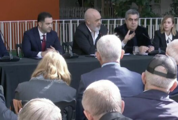 “ULINI RROGAT E DEPUTETËVE DHE JEPUANI PENSIONISTËVE”/ Rama: Pak se merreni çdo ditë me nuse e dhëndurë, por janë…