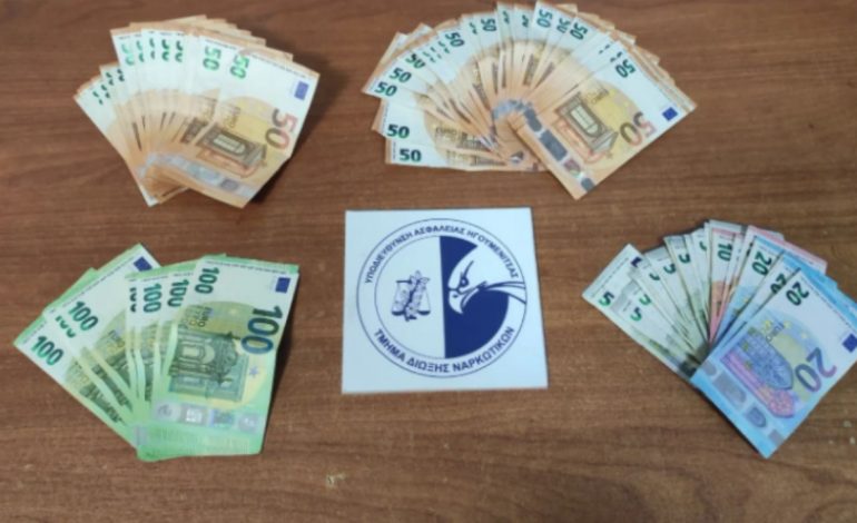 EMRAT/ Kishin fshehur 82 kg marijuanë në makinë, pranga shoferit grek dhe pasagjerit shqiptar