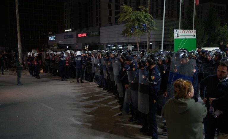 MOSBINDJE CIVILE/ Policia bëhet gati për të zhbllokuar rrugën te ish-sheshi Shqiponja