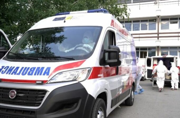 AKSIDENT NË LEZHË/ Makina përplaset me kamionin, përfundojnë në spital dy persona