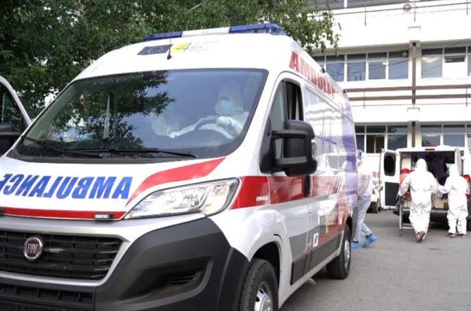 AKSIDENT NË ERSEKË/ Humb drejtimin e mjetit dhe del nga rruga, përfundojnë në spital shoferi dhe pasagjerja