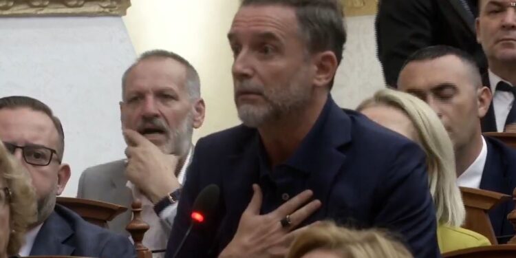 KUVEND/ Braçe replikon me opozitën: Ankoheni për gardhin, por unë kam hyrë i larë në gjak…