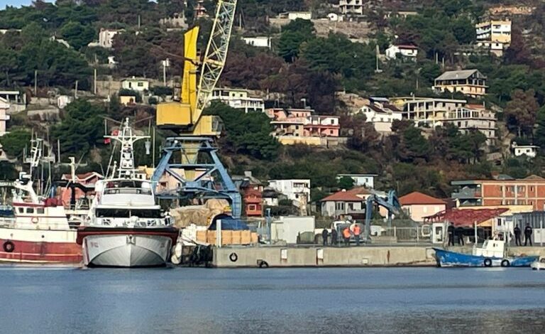 NGA SHËNGJINI DREJT ITALISË/ Niset anija me 12 emigrantët që ishin akomoduar në Gjadër